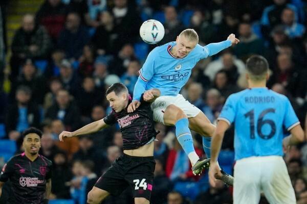 Эрлинг Хааланд - факелоносец для исчезающей породы чистых нападающих