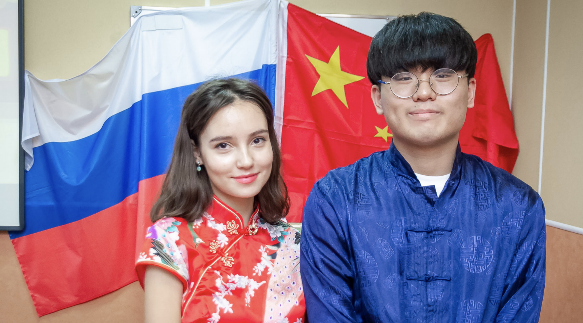Русско китайский е. Китайцы и русские. Российские студенты в Китае. Русский и китаец студенты. Иностранные студенты в Китае.