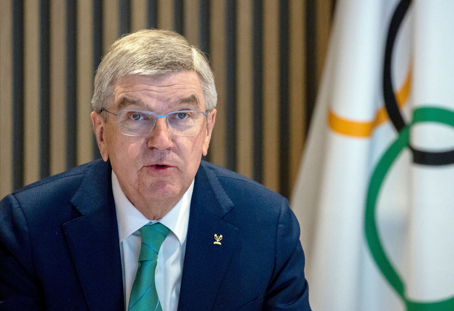 Президент Олимпийского комитета защищает план по включению российских спортсменов в Игры 2024 года