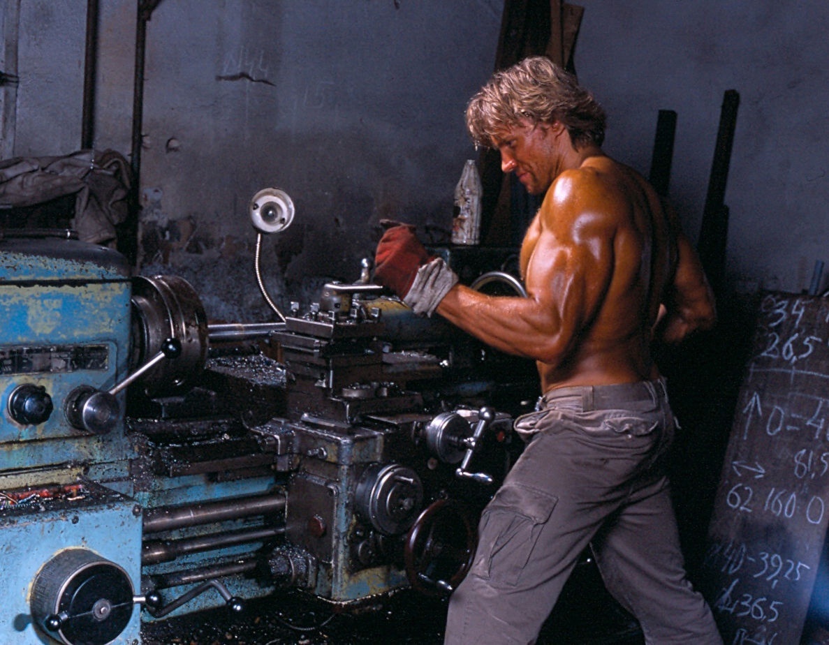 Как горе-электрик станочника «спас», или О вреде музыки во время рабочего процесса