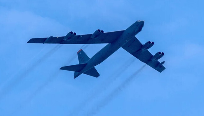 Маленькое пятнышко в польском небе означает гнев в России. B-52 над Польшей