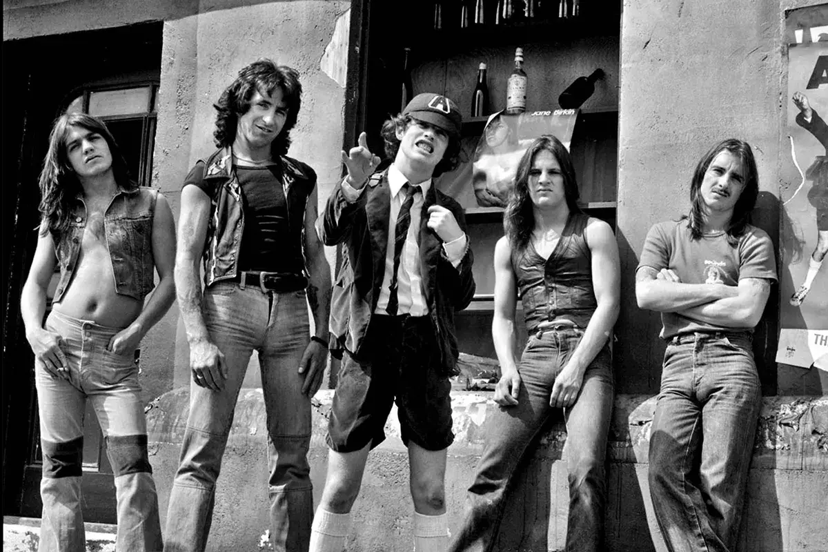 Рок 70 х 80 х зарубежные. AC/DC группа 1976. AC DC 70s. AC DC 1970. AC/DC 80s.
