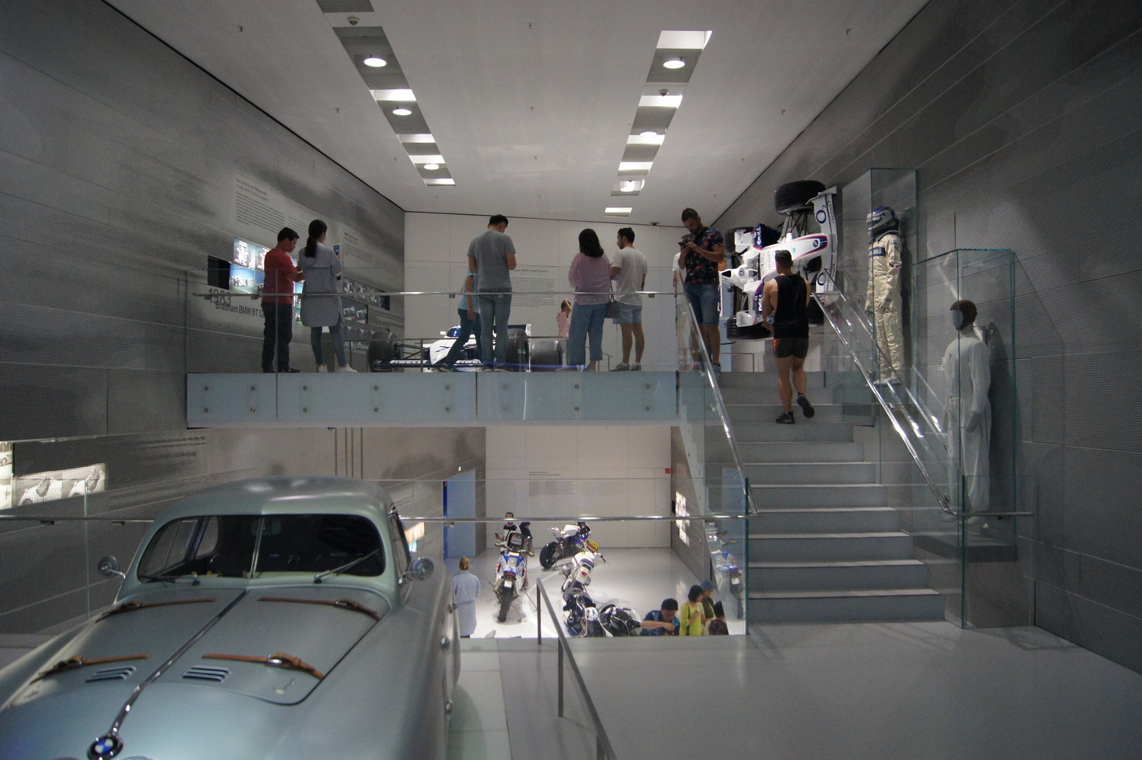 Вот как должен выглядеть современный музей одного из автопроизводителей. Это музей истории БМВ..Мюнхен