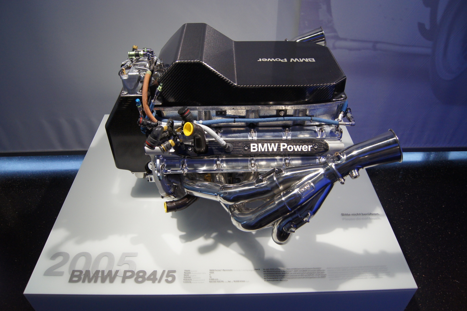 Вот как должен выглядеть современный музей одного из автопроизводителей. Это музей истории БМВ..Мюнхен