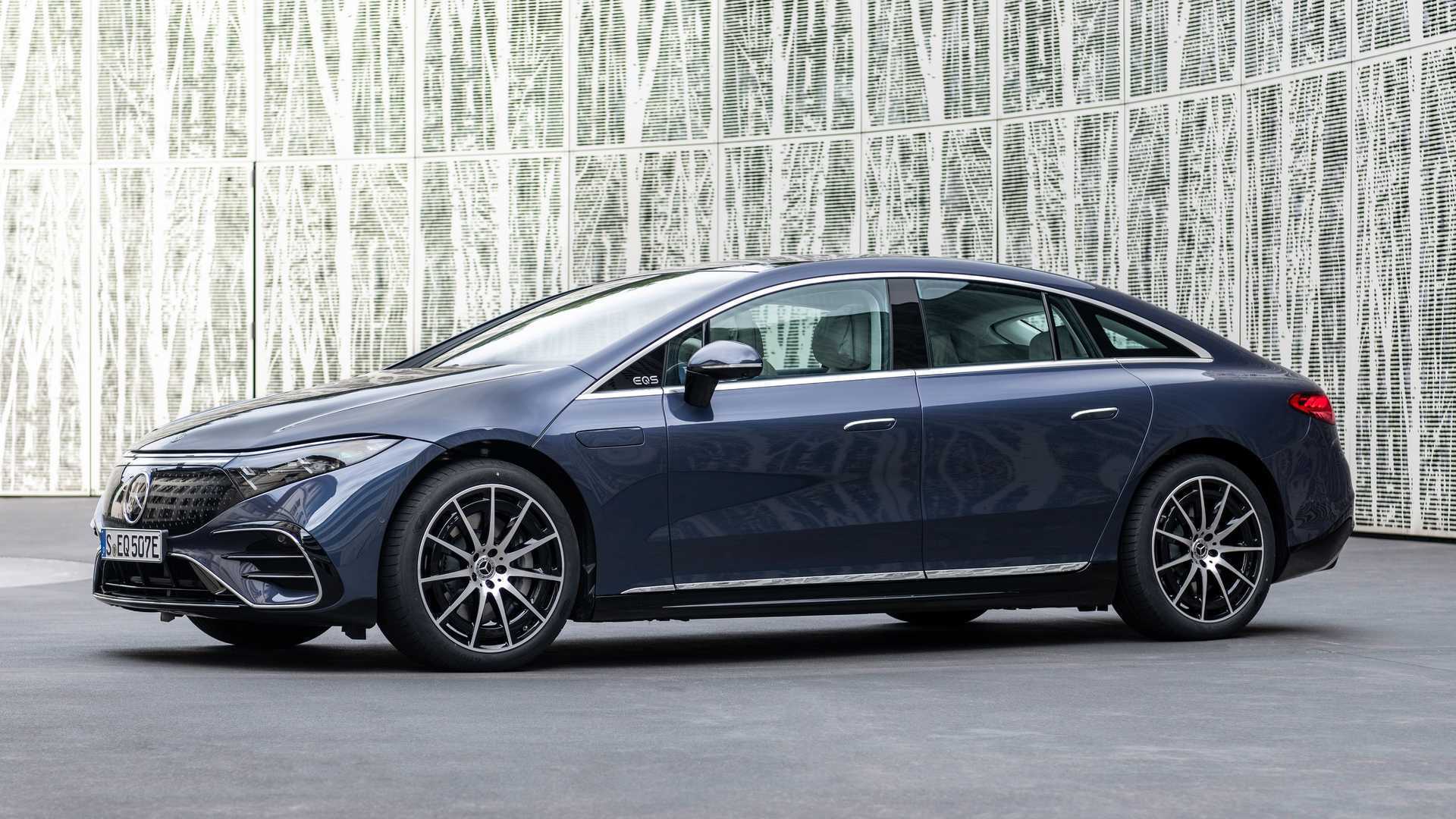 Mercedes-Benz представил свой первый электрический седан, отличающийся уникальным дизайном и мощной батареей.