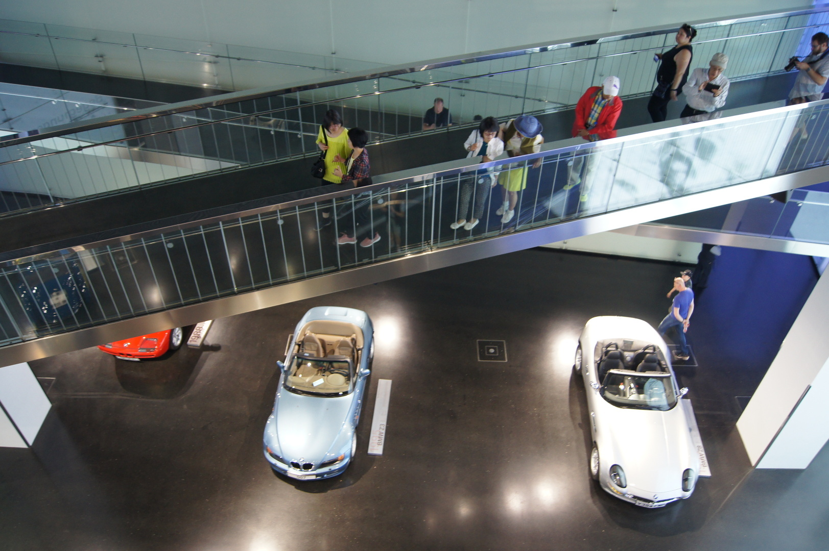 Вот как должен выглядеть современный музей одного из автопроизводителей. Это музей истории БМВ..Мюнхен