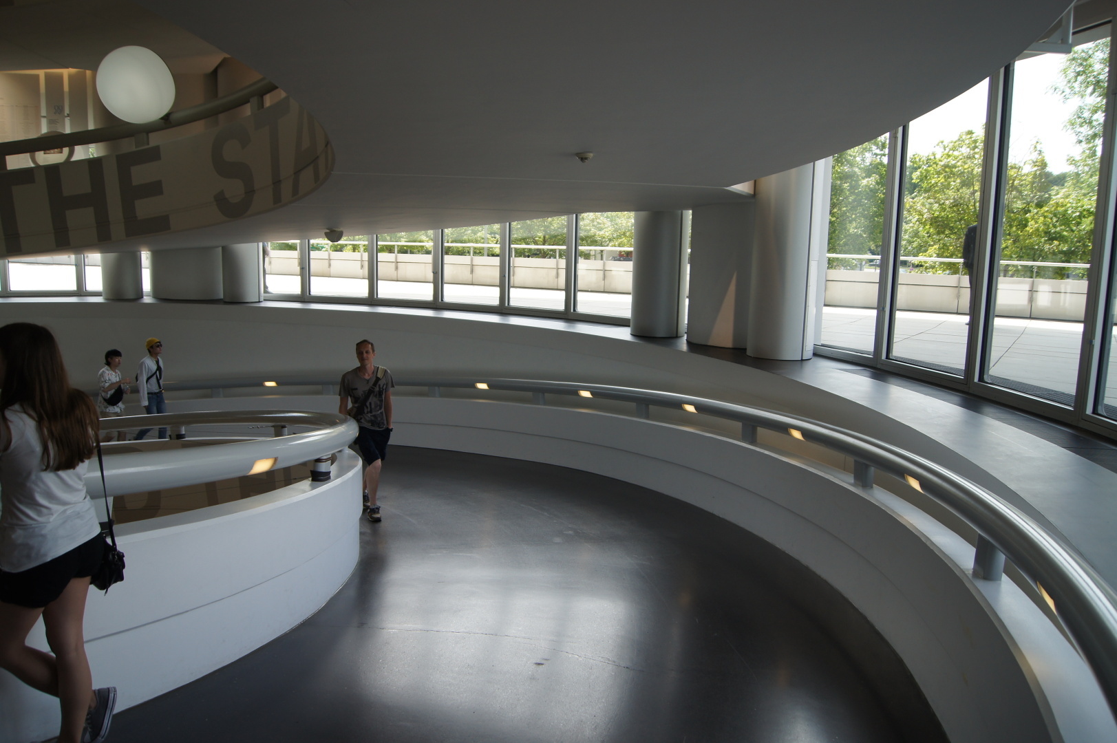 Вот как должен выглядеть современный музей одного из автопроизводителей. Это музей истории БМВ..Мюнхен