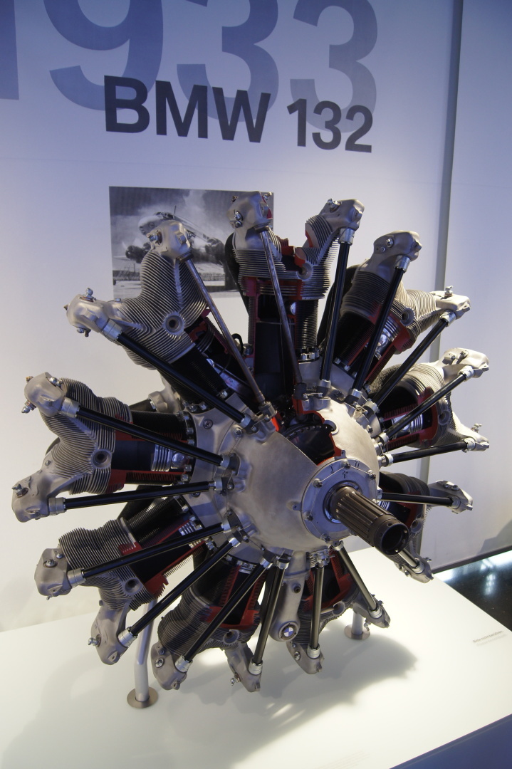 Вот как должен выглядеть современный музей одного из автопроизводителей. Это музей истории БМВ..Мюнхен