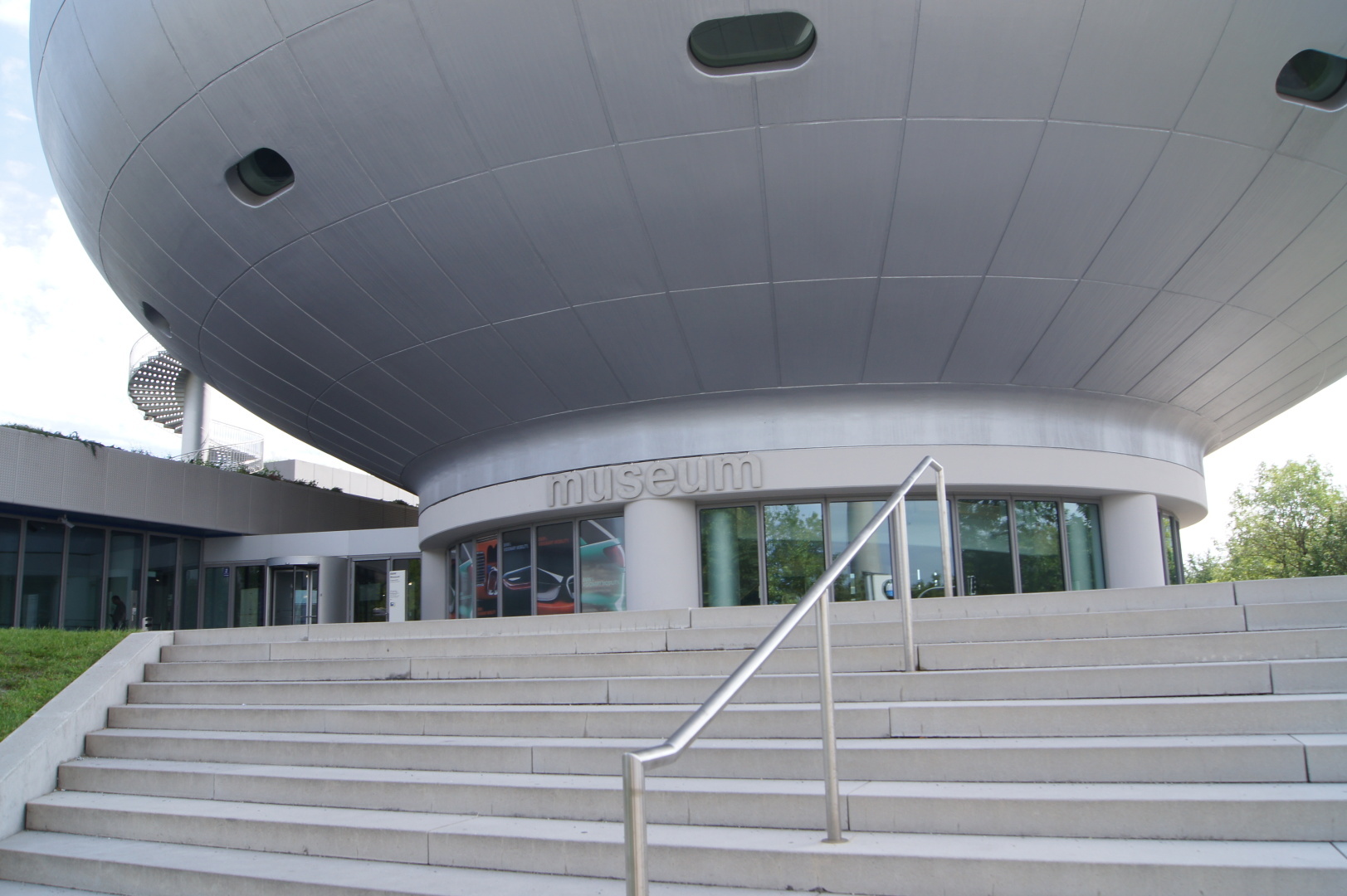 Вот как должен выглядеть современный музей одного из автопроизводителей. Это музей истории БМВ..Мюнхен