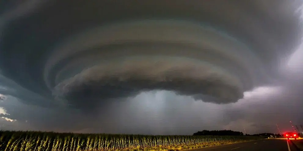 В США из-за торнадо погибли 23 человека.