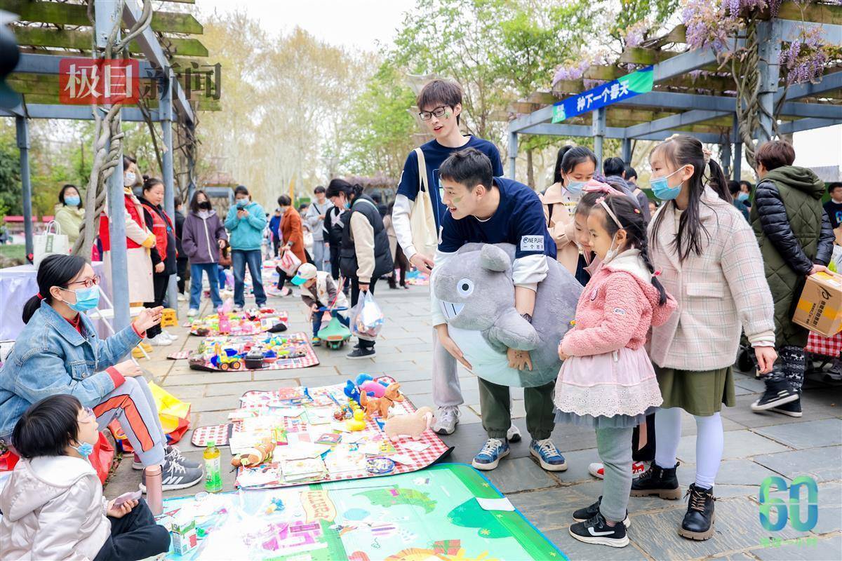 "Отдать Земле один час": Хуанхэлова башня в Ухане и другие знаковые места выключили свет.