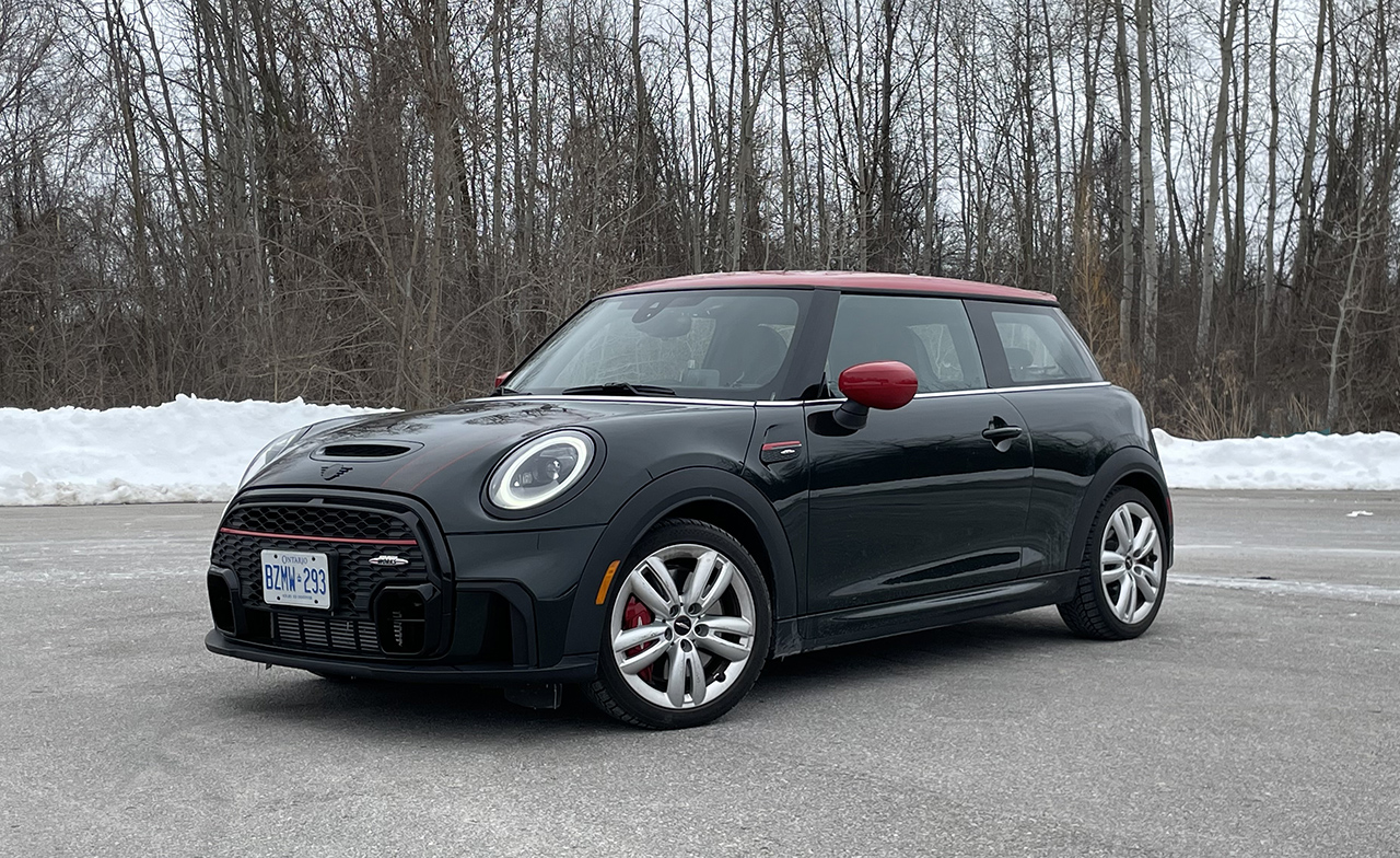 Обзор автомобиля MINI John Cooper Works Hardtop 2023 года выпуска