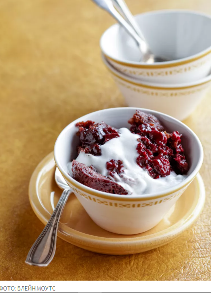 Торт с пудингом из малиновой помадки.