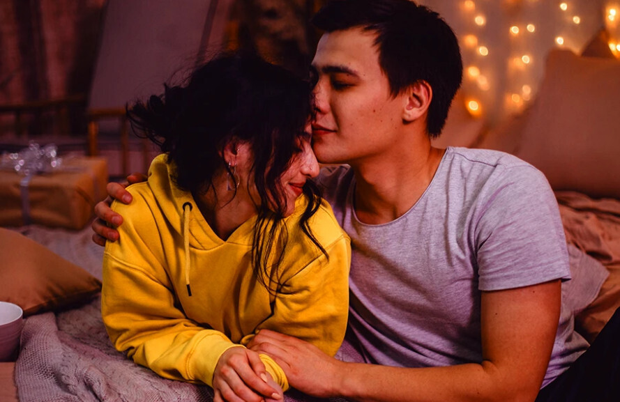 Пары, которые делают эти 6 вещей прямо перед сном, имеют самую тесную связь