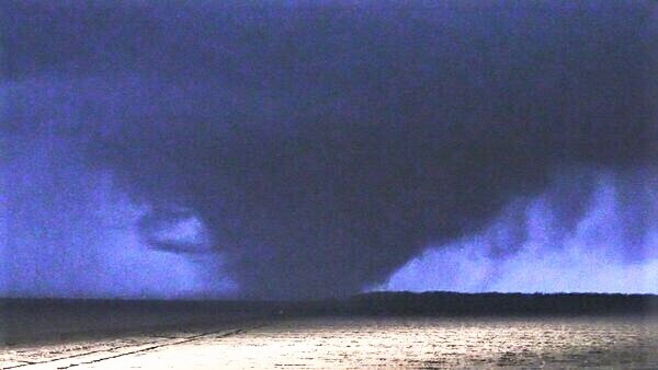 В Миссисипи прошел мощный Торнадо, унося с собой и жизни