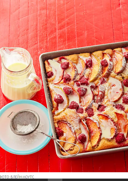 Малиново-яблочный суп с теплым сливочным соусом.