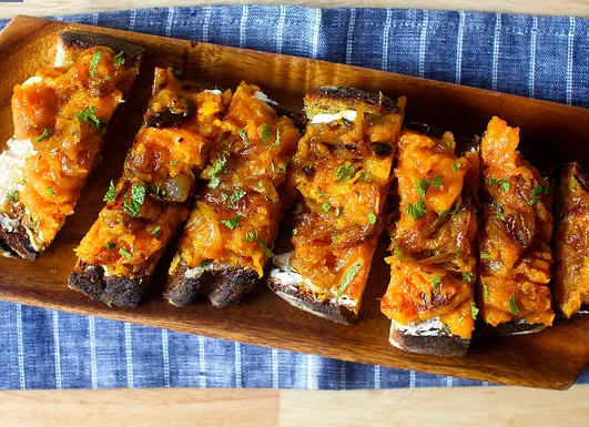 Кабачковые тосты с рикоттой и яблочным уксусом