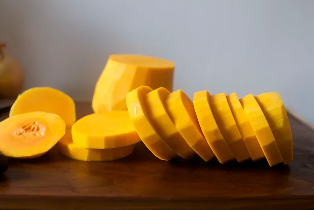 Кабачковые тосты с рикоттой и яблочным уксусом