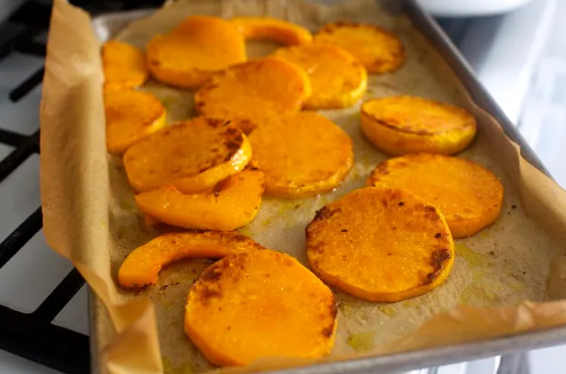 Кабачковые тосты с рикоттой и яблочным уксусом