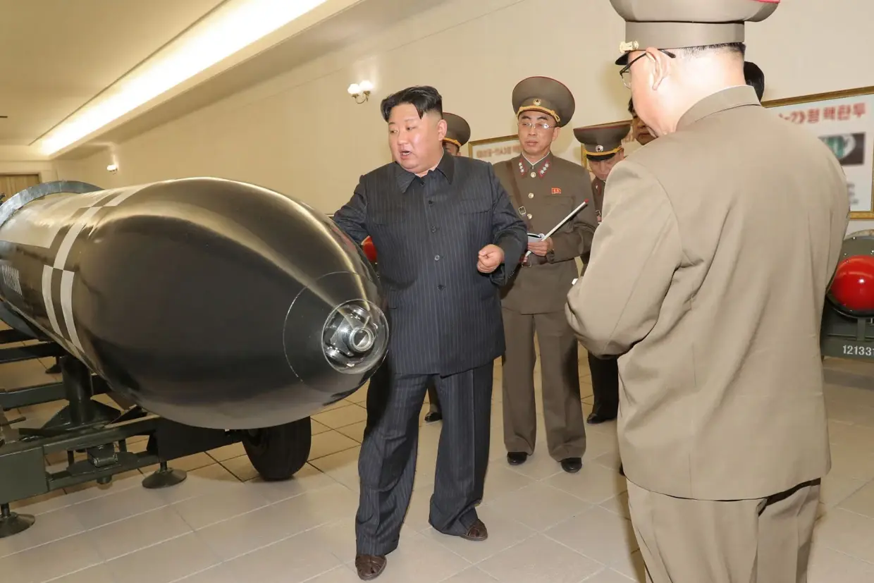 Северная Корея представила новые ядерные боеголовки после прибытия американского авианосца на юг