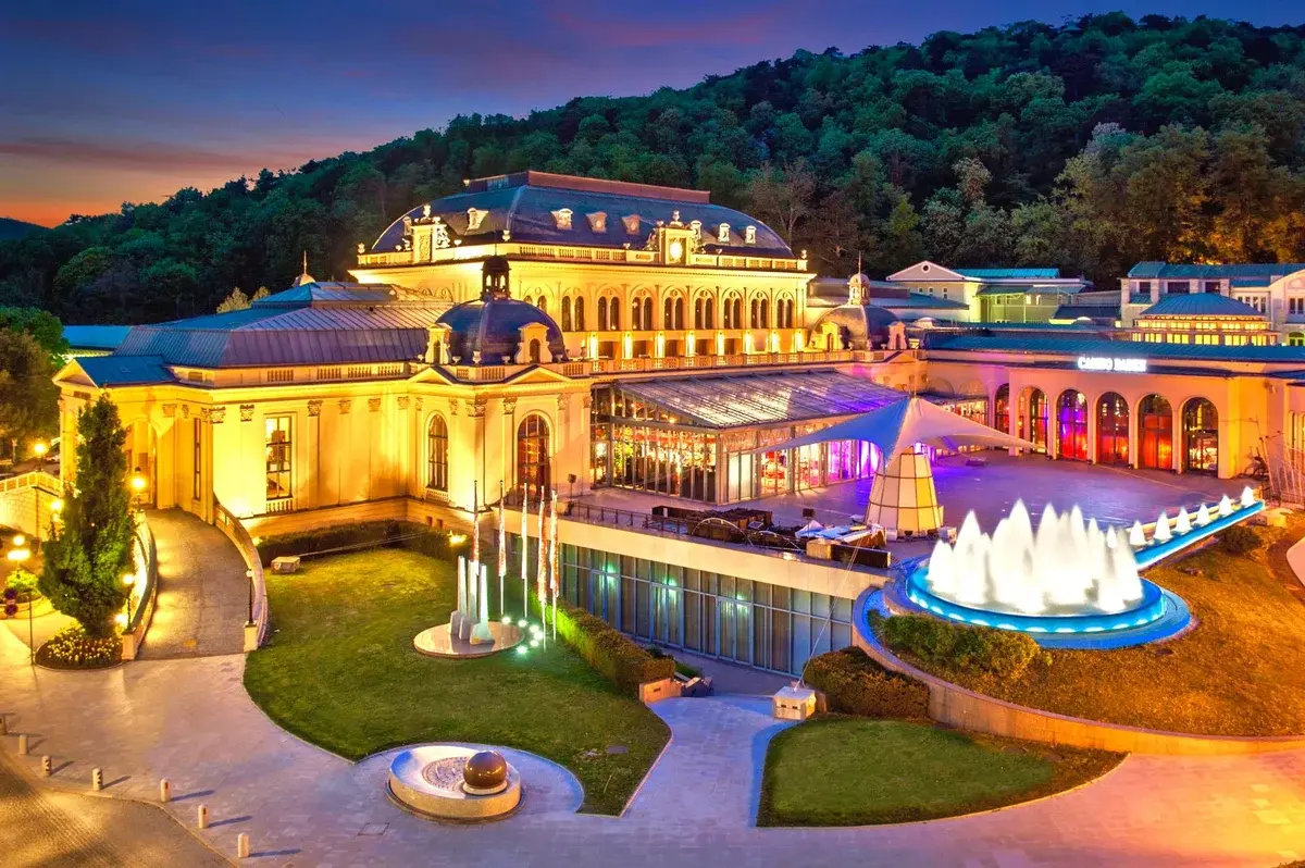 Ну что, довыеживались со своими санкциями!!!!! Гибнет немецкий курорт Баден -Баден из-за отсутствия российских туристов