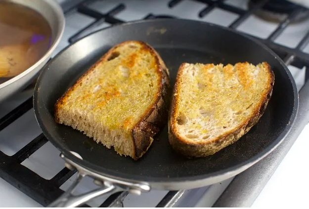 Кабачковые тосты с рикоттой и яблочным уксусом