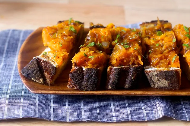 Кабачковые тосты с рикоттой и яблочным уксусом