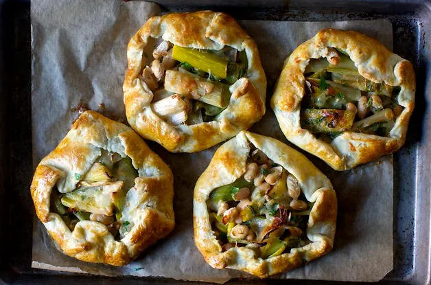 Галеты из жареного лука-порея и белой фасоли