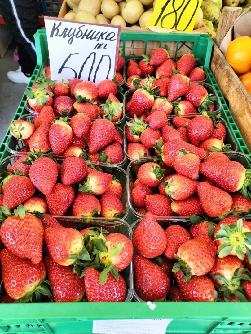 В Крыму уже вовсю продают местную клубнику. Какие цены и стоит ли покупать сейчас?