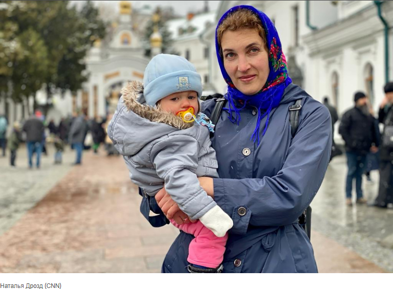 Украинцы считают, что священнослужителям пророссийской Украинской православной церкви нельзя отказывать в выходе из киевского монастыря