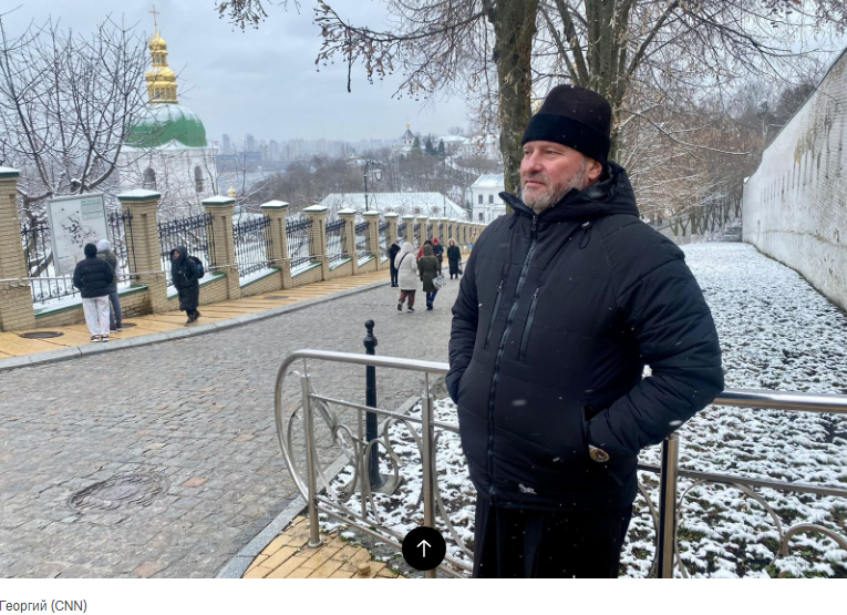 Украинцы считают, что священнослужителям пророссийской Украинской православной церкви нельзя отказывать в выходе из киевского монастыря