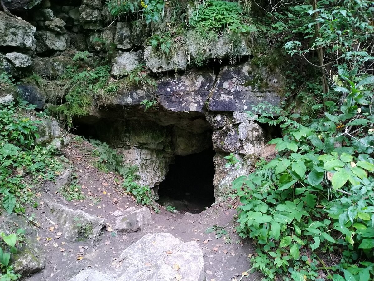 Старицкие каменоломни или старицкие пещеры.