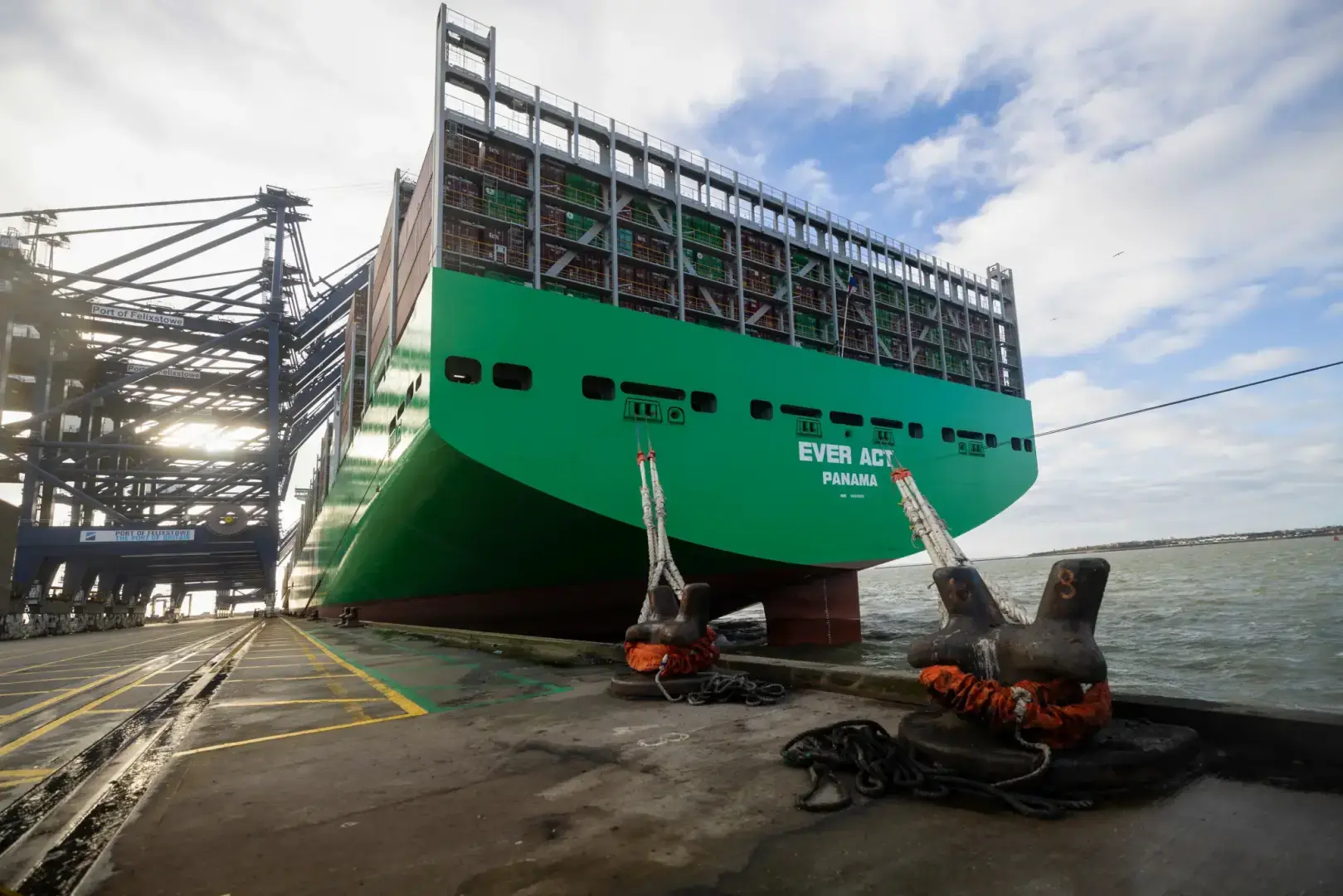 Evergreen Marine предоставила своим сотрудникам пятилетнюю зарплату в качестве бонуса