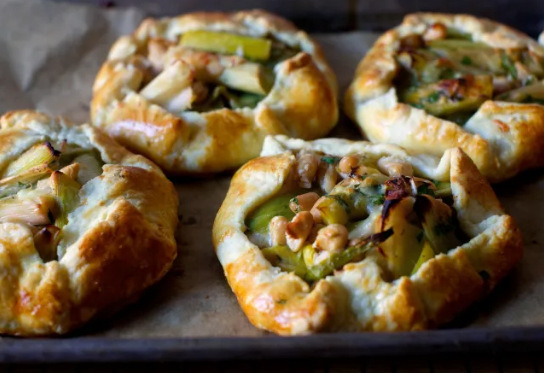 Галеты из жареного лука-порея и белой фасоли