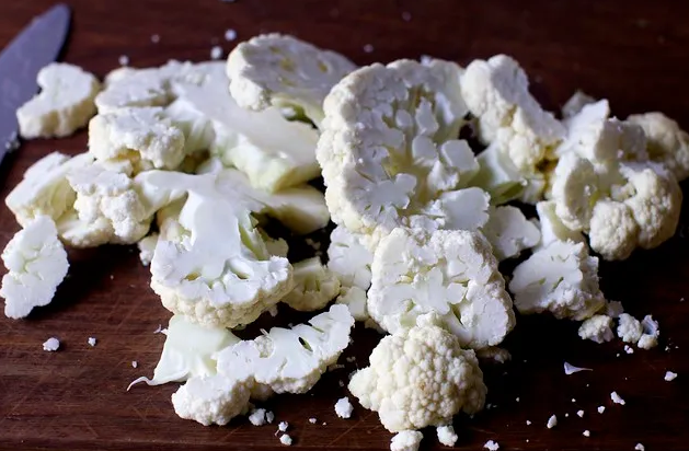 Жареная цветная капуста с тыквенными семечками, коричневым маслом и лаймом