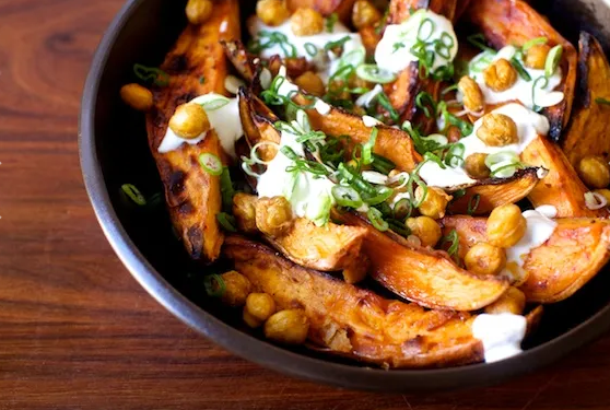 Жареный ямс и нут с йогуртом