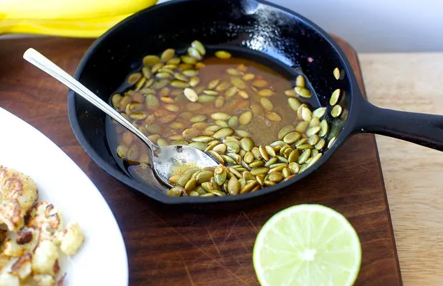 Жареная цветная капуста с тыквенными семечками, коричневым маслом и лаймом