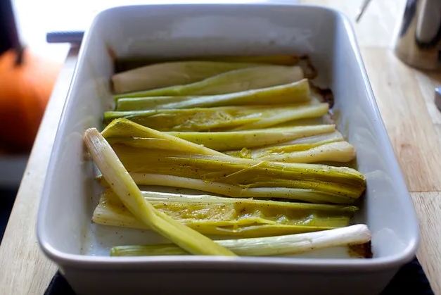 Галеты из жареного лука-порея и белой фасоли