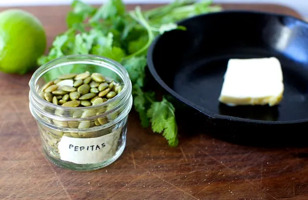 Жареная цветная капуста с тыквенными семечками, коричневым маслом и лаймом