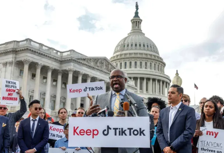 США говорят, что Китай может шпионить с помощью TikTok. Он шпионит за миром с Google