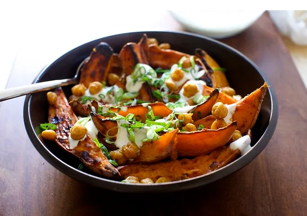 Жареный ямс и нут с йогуртом