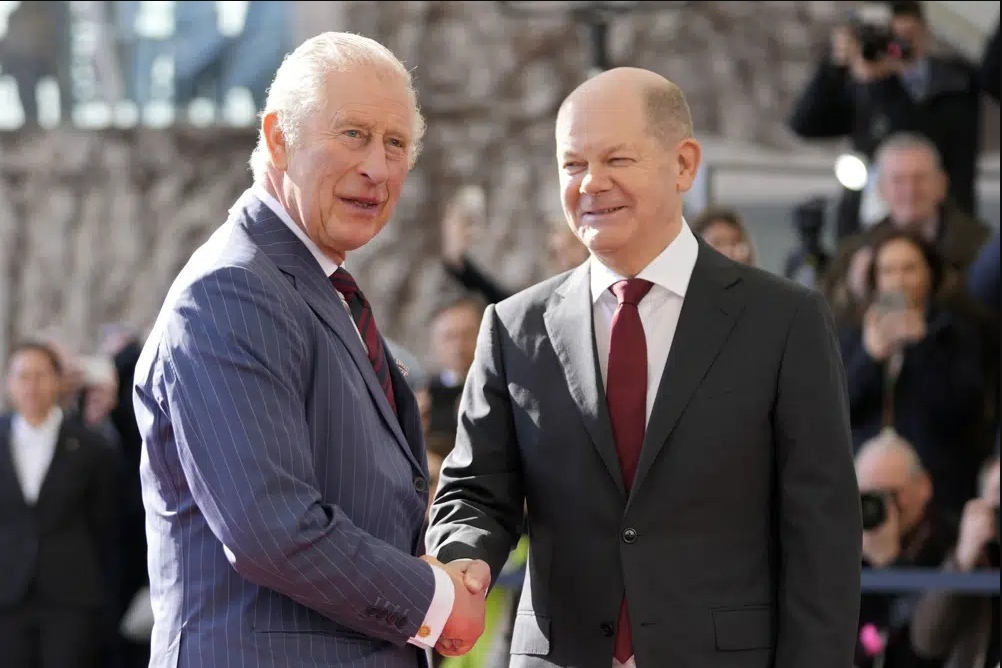 Король Карл III обращается к парламенту Германии, встречается со Шольцем