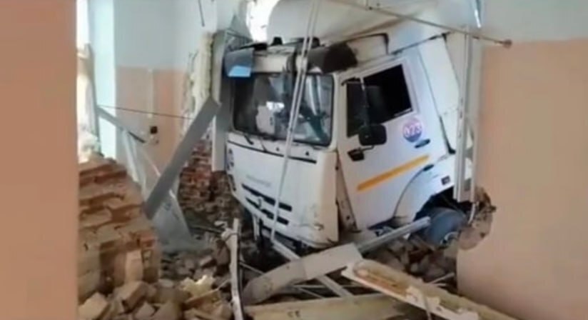 В Миассе автомобиль проломил здание клиники.