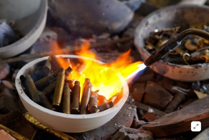 От войны к миру: Камбоджийский ювелир превращает гильзы от пуль в ювелирные изделия