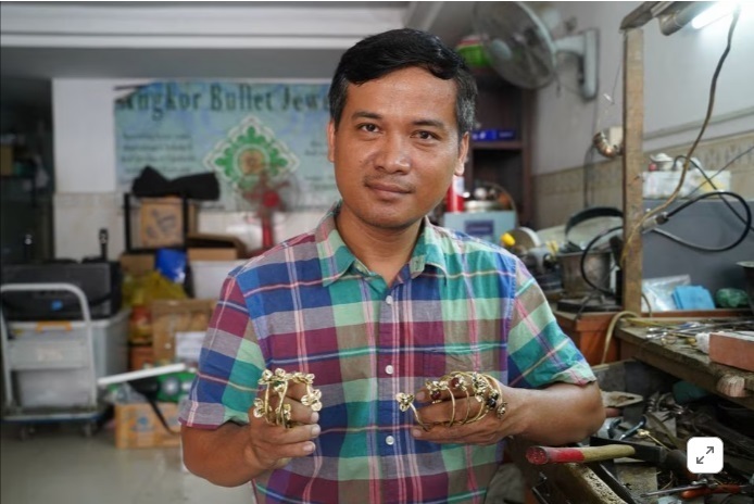От войны к миру: Камбоджийский ювелир превращает гильзы от пуль в ювелирные изделия
