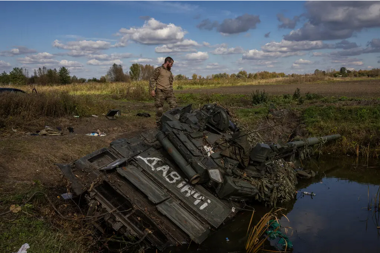 Украинцы на скрытом командном пункте видят, как Бахмут идет своим путем