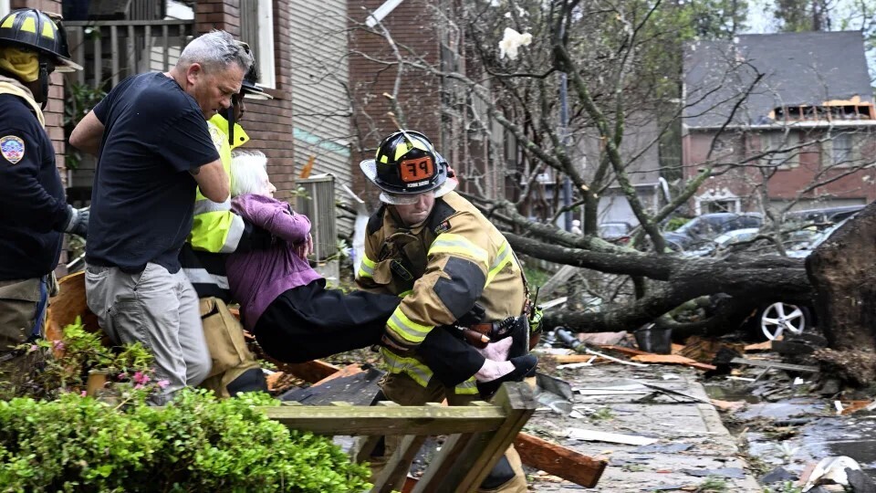Прорвавшиеся через Юг и Средний Запад торнадо и штормы унесли жизни 5 человек и ранив десятки других