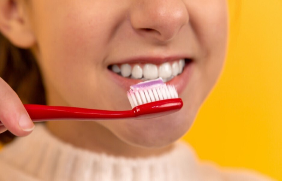 Следует ли чистить зубы до или после завтрака?