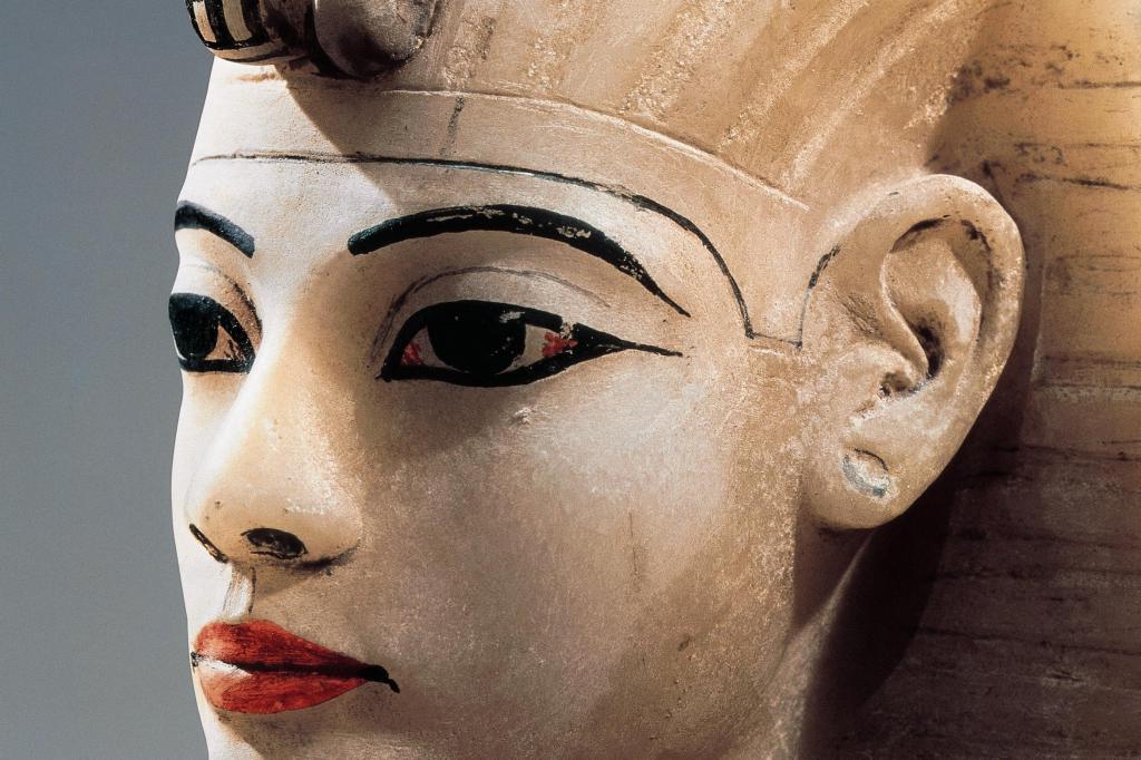 «Кровавость губ, накрашенных кармином». Немного о губной помаде.