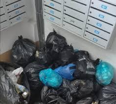 "Никто ничего не убирает": В Красноярске жильцы Новгородской 3 устроили жуткую свалку прямо в подьезде!!!